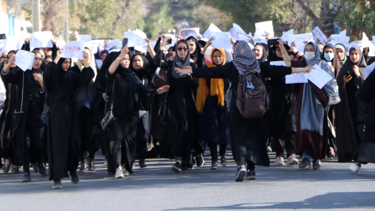 گسترش تظاهرات زنان و دختران دانشجو به بلخ؛ طالبان مانع شدند