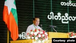 ပြည်ထောင်စုကြံ့ခိုင်ရေးနဲ့ဖွံ့ဖြိုးရေးပါတီ တတိယအကြိမ်ညီလာခံမှာ ပါတီဥက္ကဋ္ဌသစ်အဖြစ် ရွေးချယ်ခံရသူ လဝကဝန်ကြီးဟောင်း ဦးခင်ရီ။ (အောက်တိုဘာ ၅၊ ၂၀၂၂/ ဓာတ်ပုံ-Khin Yi's fb )