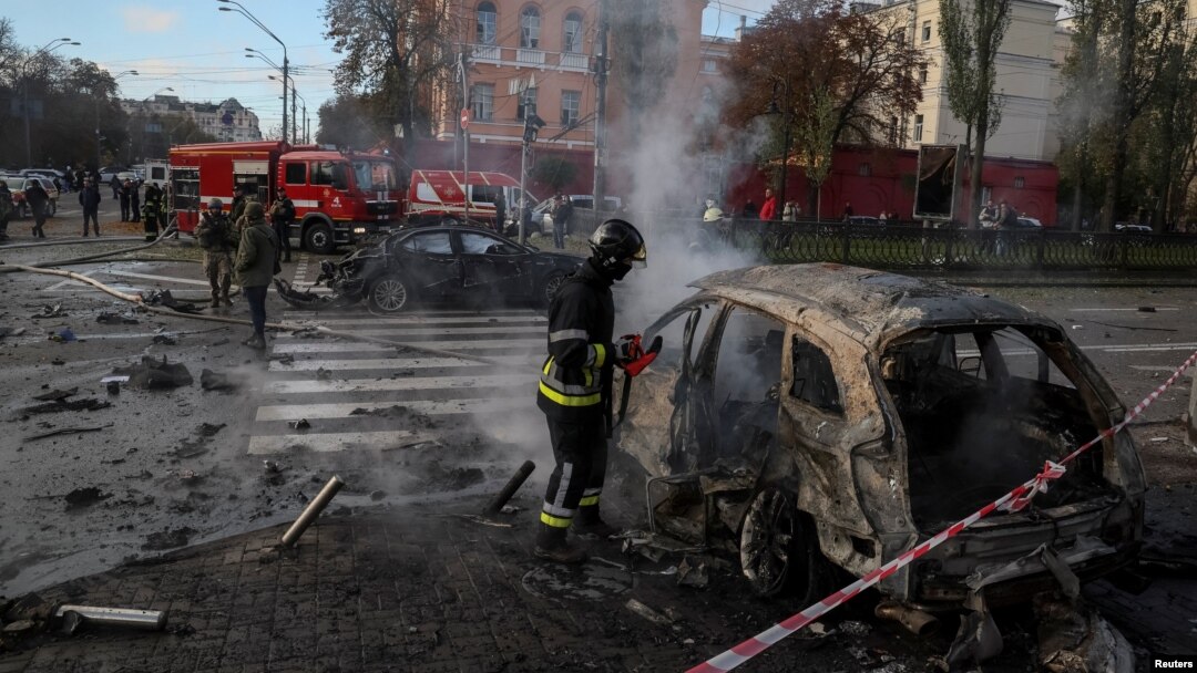 Zapaljen automobil posle raketnog udara na centar Kijeva