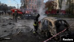 Zapaljen automobil posle raketnog udara na centar Kijeva