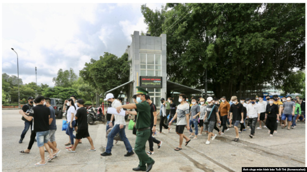 Bộ đội biên phòng cửa khẩu Mộc Bài đang hướng dẫn người về từ Campuchia làm thủ tục trình báo