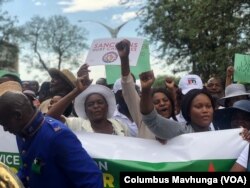 Hundreds of Zimbabweans gathered for an anti-sanctions rally in the city of Bulawayo, Oct. 25, 2022. They say sanctions imposed by Western countries on the country’s leadership in the 2000s are hurting the country. (Columbus Mavhunga/VOA)