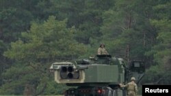 Высокомобильная артиллерийская ракетная система M142 (HIMARS) использовалась на военных учениях в районе Лиепаи, Латвия, 26 сентября 2022 года.