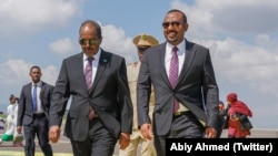 Rais wa Somalia Hassan Sheikh Mohamud (kushoto) akiwa na mwenyeji wake Waziri Mkuu wa Ethiopia Abiy Ahmed.