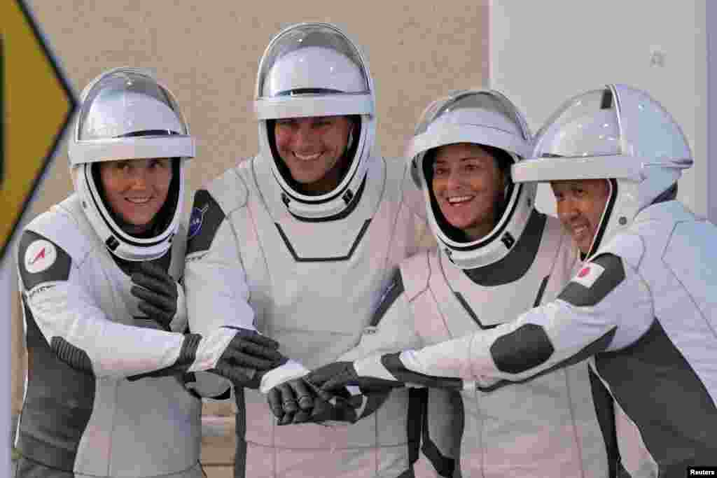 NASA&#39;s Crew 5 members pose for a picture while departing their crew quarters for launch aboard a SpaceX Falcon 9 rocket at the Kennedy Space Center in Cape Canaveral, Florida, Oct. 5, 2022. (REUTERS/Steve Nesius)