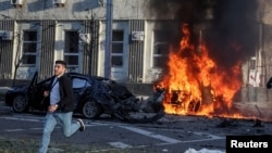 Фото: Машини горять після обстрілів Росії в центрі Києва, 10 жовтня 2022 року. REUTERS/Gleb Garanich 