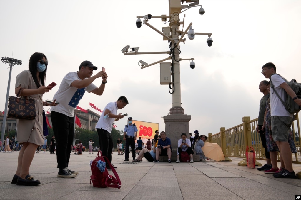 资料照：北京天安门广场上的游人与监控摄像头。（2021年7月15日）(photo:VOA)
