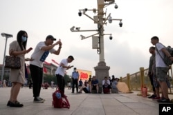 资料照：北京天安门广场上的游人与监控摄像头。（2021年7月15日）