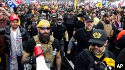 ARCHIVO - Jeremy Joseph Bertino, miembro de Proud Boys, segundo desde la izquierda, se une a otros partidarios del presidente Donald Trump en un mitin en Freedom Plaza, el 12 de diciembre de 2020, en Washington.