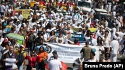 Umat penganut berbagai agama ikut pawai Bela Kebebasan Beragama di Pantai Copacabana di Rio de Janeiro, Brazil, Minggu, 18 September 2022. (Foto: AP/Bruna Prado)