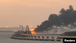 Пожар на Крымском мосту в районе Керчи после обрушения дорожного полотна, 8 октября 2022 года
