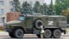 우크라이나 남부 헤르손 지역 주민이 친러시아 병력 장갑차량에 접근하고 있다. (자료사진)