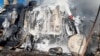 Lính cứu hỏa dập lửa tại một nhà máy nhiệt điện bị trúng tên lửa của Nga, ở Zhytomyr, Ukraine, ngày 18 tháng 10 năm 2022.