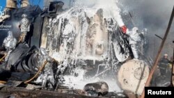 ARHIVA - Vatrogasci pokušavaju da ugase požar u termoelektrani oštećenoj u ruskom raketmom napadu, u Žitomiru, 18. oktobra 2022.