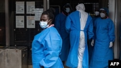 Wafanyakazi wa afya waliovalia vifaa vya kujikinga na Ebola katika hospitali ya Mubende eneo la Mubende nchini Uganda. Sept. 24, 2022.