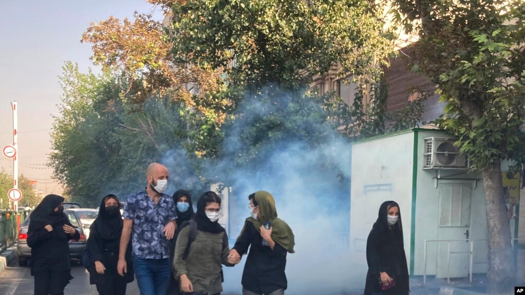 2022年10月1日，伊朗安全部队发射催泪瓦斯，以驱散伊朗德黑兰大学前的抗议者。（美联社照片）(photo:VOA)
