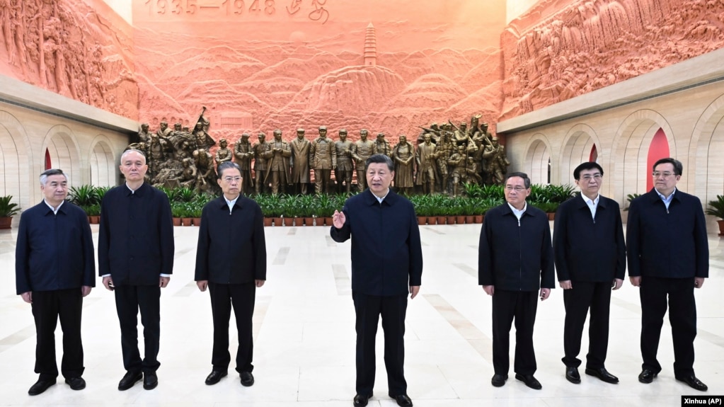 中共领导人习近平带领他的新班子到陕北参观延安革命纪念馆。（2022年10月27日）(photo:VOA)