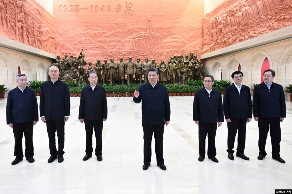 中共领导人习近平带领他的新班子到陕北参观延安革命纪念馆，右一为丁薛祥。（2022年10月27日）(photo:VOA)