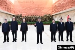 中共领导人习近平带领他的新班子到陕北参观延安革命纪念馆。（2022年10月27日）
