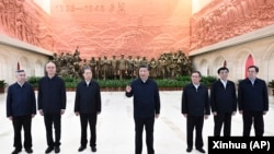 中共领导人习近平带领他的新班子到陕北参观延安革命纪念馆。（2022年10月27日）