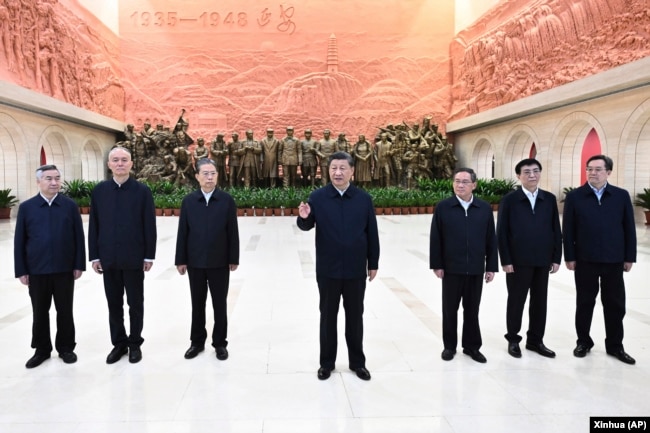 中共领导人习近平带领他的新班子到陕北参观延安革命纪念馆，右一为丁薛祥。（2022年10月27日）