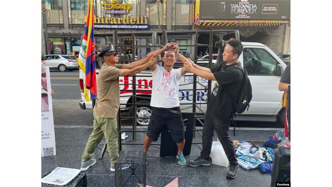 前中国“精神病监狱”受害者界立建和一群海外维权人士10月10日于美国洛杉矶好莱坞星光大道的中国剧院旁透过演示,还原中共利用名为“安康”的精神病监狱制度迫害异议人士的暴行(照片提供:界立建)。