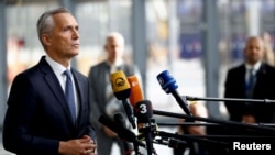 Генеральний секретар НАТО Єнс Столтенберґ спілкується з журналістами перед початком зустрічі міністрів оборони альянсу в Брюсселі 12 жовтня 2022 р.