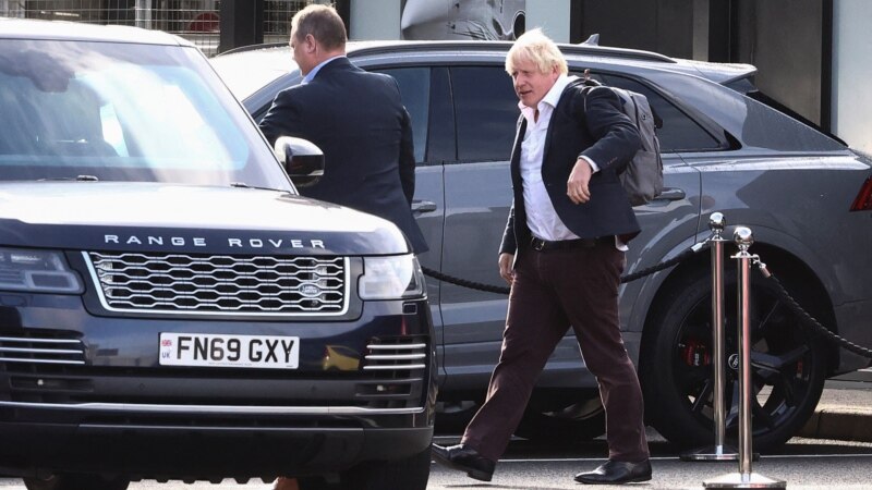Boris Johnson Returns to Britain in Bid for Rapid Political Comeback 