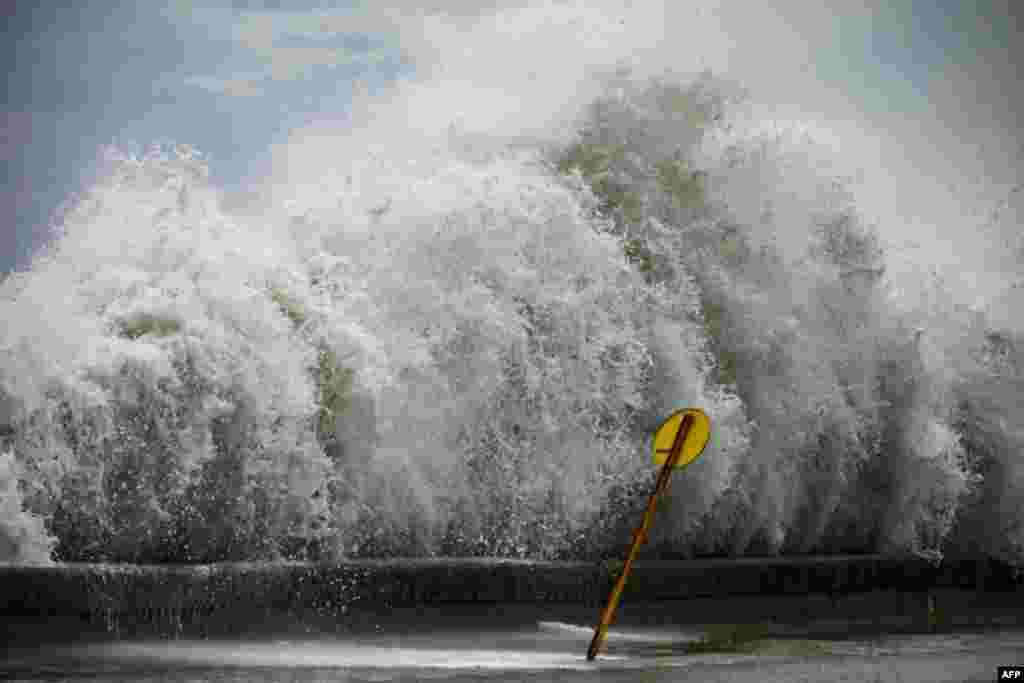 موج ناشی از طوفان ایین در سواحل شهر ملکون کیوبا