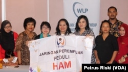 Jaringan Perempuan Peduli HAM merekomendasikan 14 nama yang dianggap layak menjadi Komisioner Komnas HAM, Rabu 2 Agustus 2017 di Surabaya (foto: VOA/Petrus Riski)