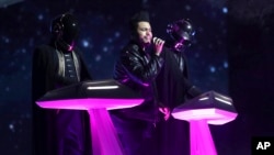 The Weeknd cùng Daft Punk trình diễn trên sân khấu của lễ trao giải Âm nhạc Mỹ Grammy Awards vào 12/2 vừa qua.