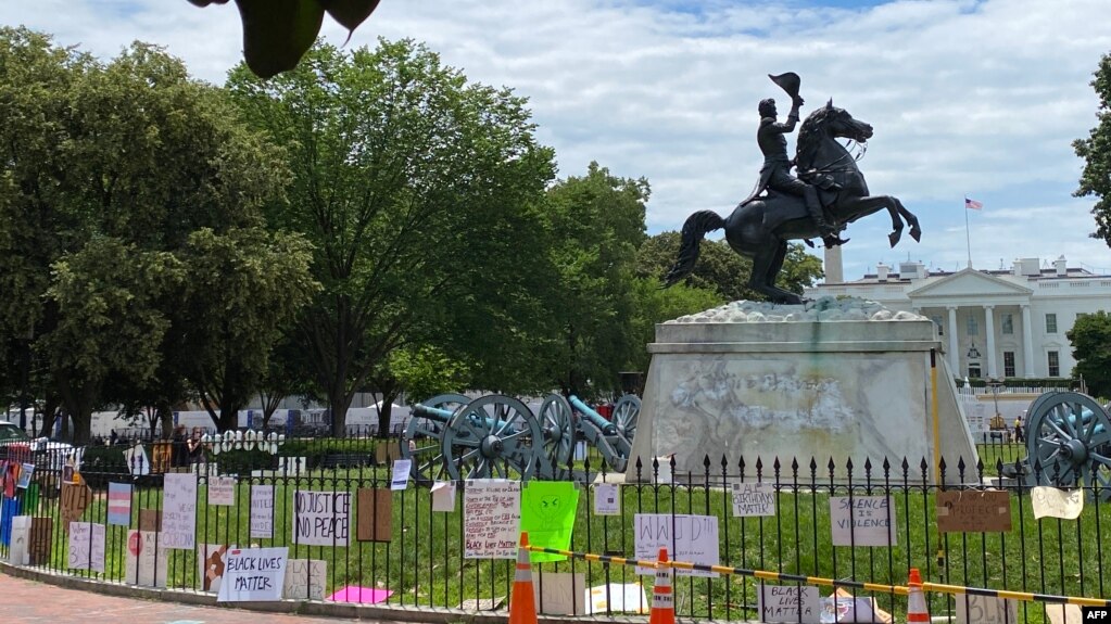 Các thông điệp được ghi và gắn xung quanh tượng TT Andrew Jackson tại công viên Lafayette, đối diện tòa bạch ốc, 15 tháng Sáu.