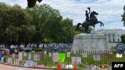 2020年6月15日華盛頓特區拉法葉公園周圍抗議警察暴力的標語牌