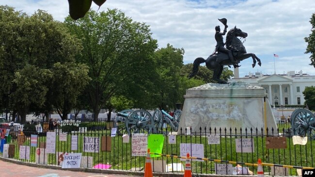 2020年6月15日华盛顿特拉法叶公园周围抗议警察暴力的标语牌