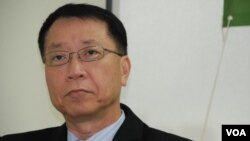 香港科技大學經濟系教授雷鼎鳴表示，香港目前出現各方打來打去的局面，希望用投票、妥協的方法解決問題(美國之音湯惠芸)