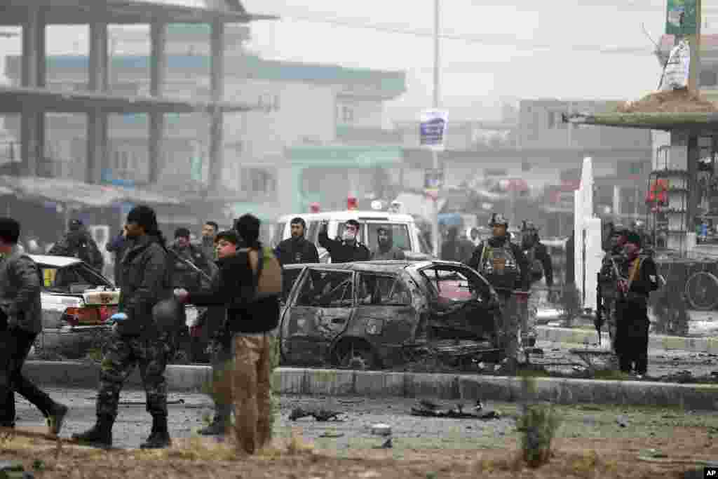 Əfqanıstan - Təhlükəsizlik qüvvələrinin üzvləri paytaxt Kabildə maşına yerləşdirilmiş bomba partlayışının baş verdiyi yerdə təhqiqat aparır, 20 dekabr, 2020.