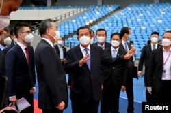 柬埔寨总理洪森与到访的中国外长王毅交谈。（2021年9月12日）