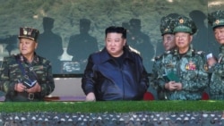 Pemimpin Korea Utara Kim Jong Un (tengah) berkunjung ke pusat pelatihan pasukan operasi khusus dari tentara Korea Utara, di sebuah lokasi yang dirahasiakan, pada 4 Oktober 2024. (Foto: KCNA via Reuters)