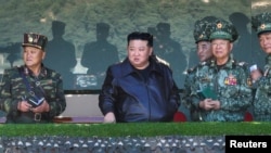 Pemimpin Korea Utara Kim Jong Un (tengah) berkunjung ke pusat pelatihan pasukan operasi khusus dari tentara Korea Utara, di sebuah lokasi yang dirahasiakan, pada 4 Oktober 2024. (Foto: KCNA via Reuters)