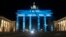 Brandenburška kapija u Berlinu osvijetljenja u znak Dana pobjede i okončanja Drugog svetskog rata (Foto: AP)