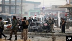 Pasukan Keamanan memeriksa lokasi serangan bom di Kabul, Afghanistan, 20 Desember 2020. (Foto: dok).