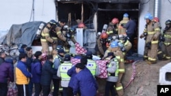 26일 한국 밀양시 세종병원 화재 현장에서 구조대가 시신을 수습하고 있다.
