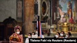 Para umat Katolik dari komunitas Filipina mengikuti misa yang dipimpin oleh Paus Fransiskus untuk memperingati 500 Tahun masuknya Kristen di Filipina, di Basilika Santo Petrus di Vatikan, Minggu, 14 Maret 2021. (Foto: Tiziana Fabi via Reuters) 