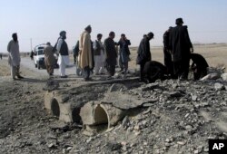 FILE - Pakistani officials investigate the site of bombing at Chaman, border post on the Pakistan Afghanistan border in Pakistan, Nov. 21, 2016.