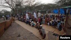 Para pengungsi Rohingya dari Myanmar duduk di madrasah terbuka, di sebuah kamp di New Delhi, India (foto: dok).