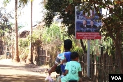 A sign bearing the Cambodian People's Party logo and the faces of Prime Minister on the road to Tram Sasar commune in Srey Snam district, Siem Reap province. Dec. 21, 2017។ (Sun Narin/VOA Khmer)