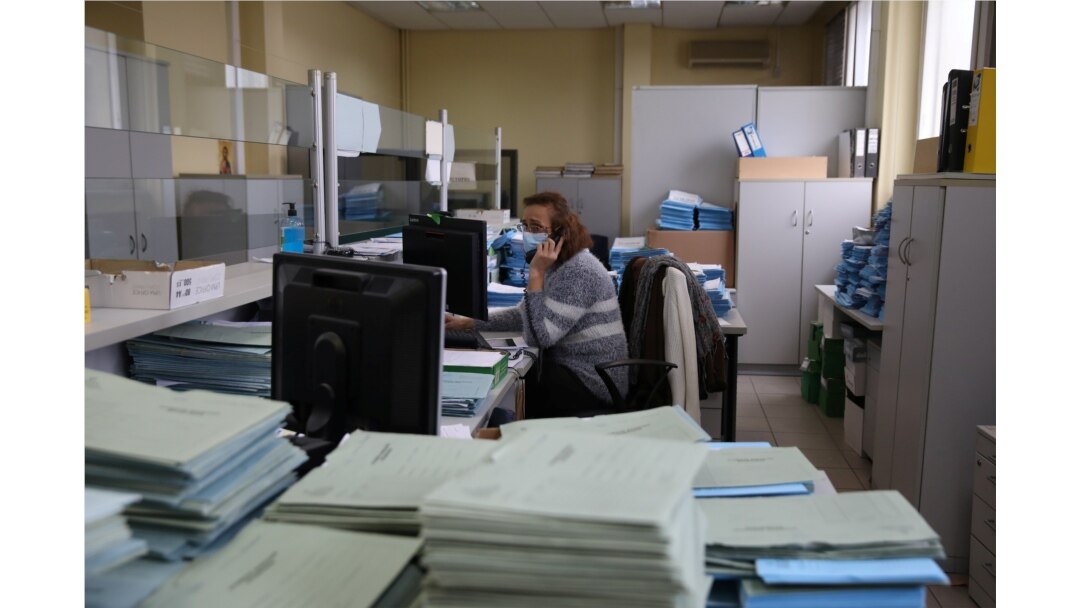 Seorang karyawan bekerja di kantor Organisasi Tenaga Kerja Yunani (OAED) di pinggiran Kalamaki dekat Athena, Yunani, 15 Februari 2021. (Foto: REUTERS/Costas Baltas)