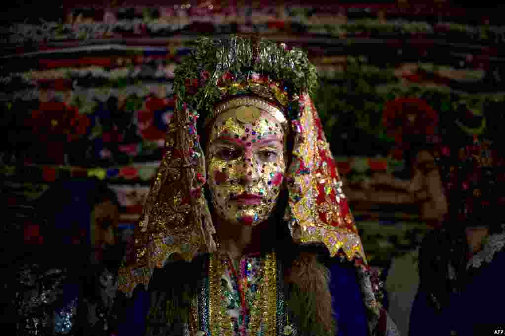 Emilia Pechinkova (24 tahun) pengantin perempuan etnis Pomak (Muslim Bulgaria) mendapatkan hiasan cat di wajahnya pada perayaan pernikahan tradisional di Draginovo, Bulgaria.