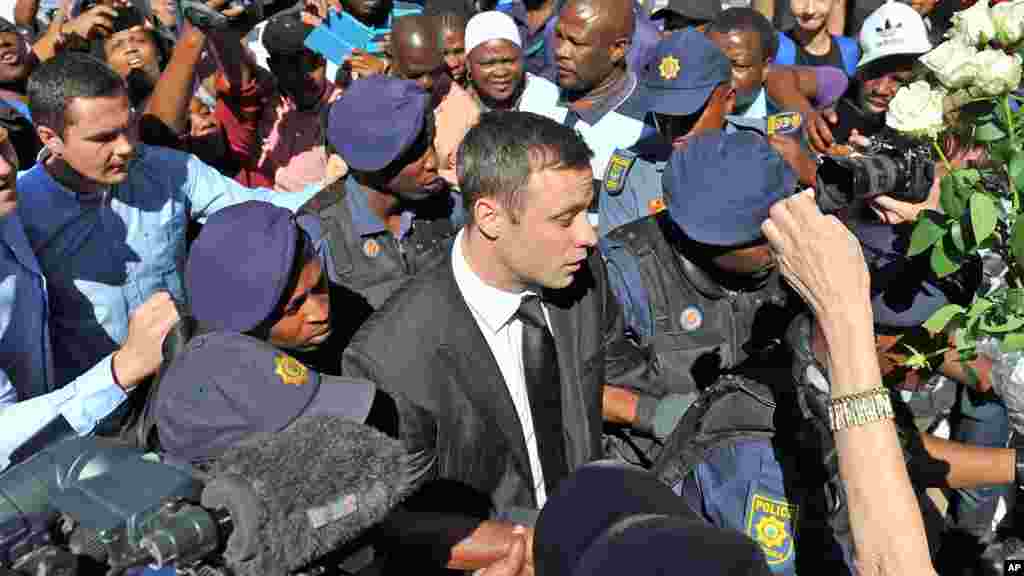 Oscar Pistorius arrive au tribunal à Pretoria, Afrique du Sud. le 21 octobre 2014. 