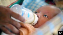 گزشتہ دو عشروں کے دوران بچوں کے لیے فارمولا دودھ کی عالمی فروخت میں دو گنا سے زیادہ اضافہ ہوا ہے۔ عالمی ادارہ صحت